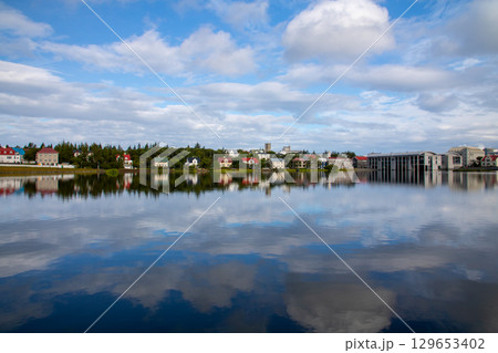 北欧の島国アイスランド　首都レイキャヴィークのチョルトニン湖　湖面の水鏡 129653402
