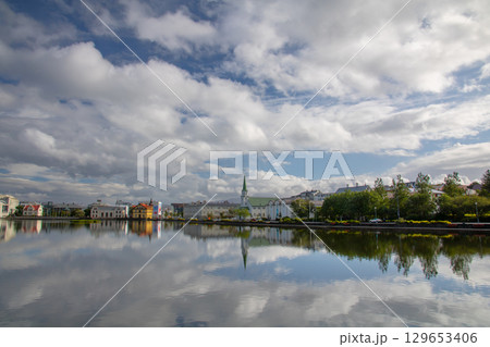 北欧の島国アイスランド 首都レイキャヴィークのチョルトニン湖 湖面の水鏡 北欧の島国アイスランド 首都レイキャヴィークのチョルトニン湖 湖面の水鏡 129653406