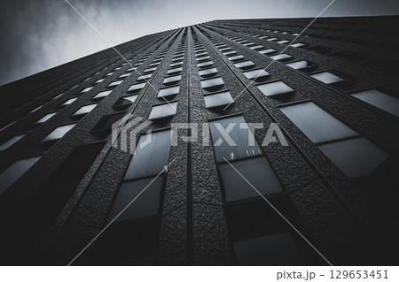 曇りの日の新宿のビル群 129653451