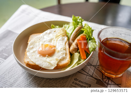 朝食のパンと英字新聞 129653571