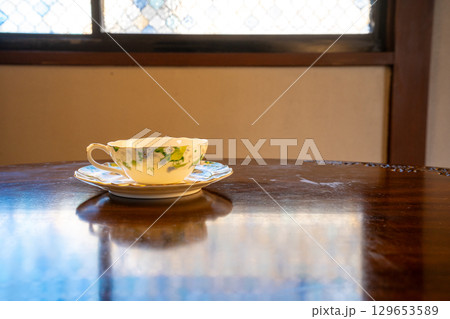カフェのテーブルと花柄のコーヒーカップ 129653589