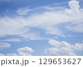 夏の青空と白い雲 129653627