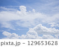夏の青空と白い雲 129653628