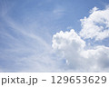夏の青空と白い雲 129653629
