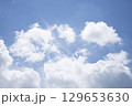 夏の青空と白い雲 129653630