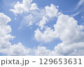 夏の青空と白い雲 129653631
