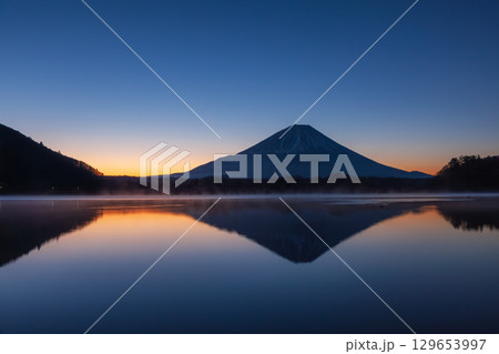 精進湖の夜明け　山梨県富士河口湖町にて 129653997
