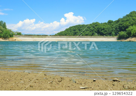 真夏の大塩湖　〜透き通る湖水と煌めく水面〜 129654322