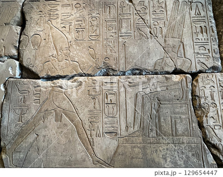 ギザ・大エジプト博物館　アメンホテプ3世のレリーフ 129654447