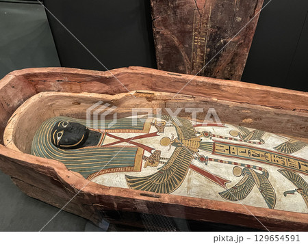 ギザ・大エジプト博物館に展示の棺とミイラ覆い ギザ・大エジプト博物館に展示の棺とミイラ覆い 129654591