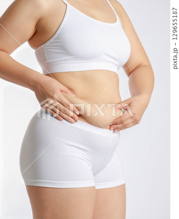 ウエストを気にする女性 129655187