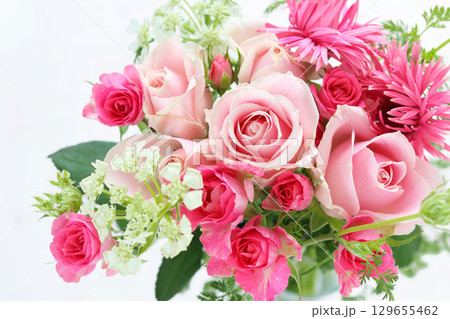 ピンク系バラとガーベラのアレンジ 129655462