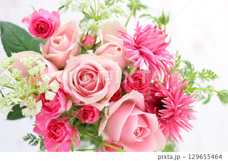 ピンク系バラとガーベラのアレンジ 129655464