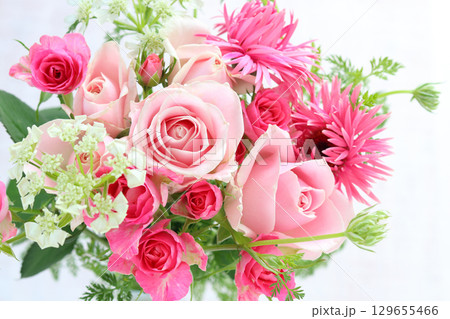 ピンク系バラとガーベラのアレンジ ピンク系バラとガーベラのアレンジ 129655466