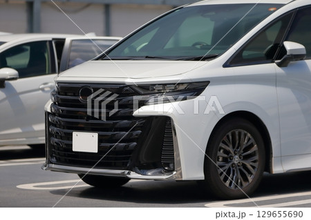 白いミニバン　イメージ 129655690