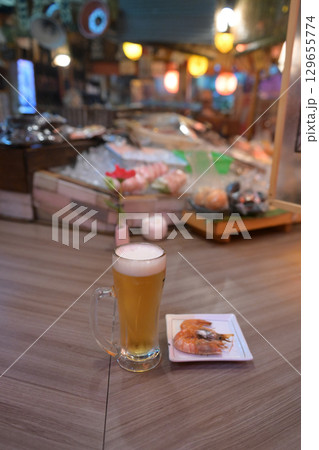 海鮮を眺めながら飲むビール 129655774