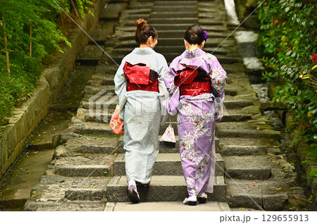 着物を着て京都を旅する女性 129655913