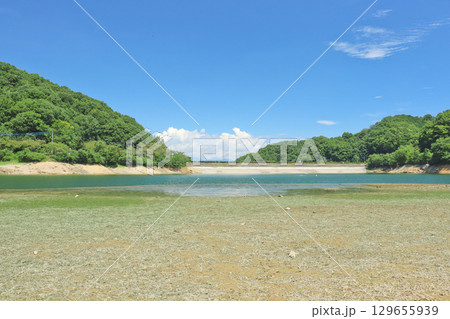 水不足で水位が低下し湖底があらわになる大塩湖 水不足で水位が低下し湖底があらわになる大塩湖 129655939