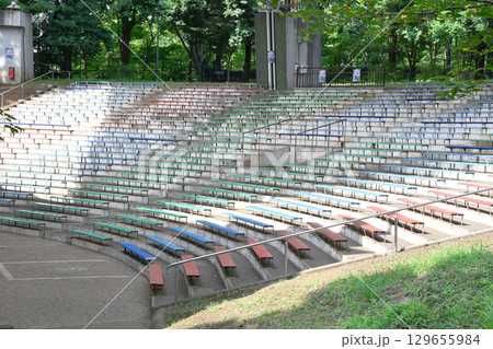 公園内のイベントステージ_02 129655984