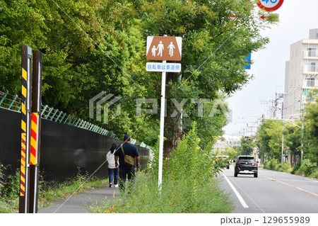 自転車は道路側表示_02 自転車は道路側表示_02 129655989