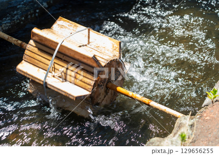 小川にかかる水車 129656255