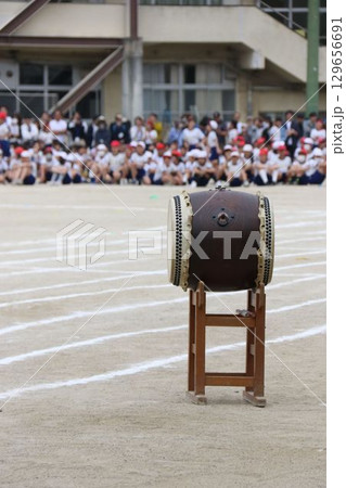 運動会で使われる太鼓 129656691