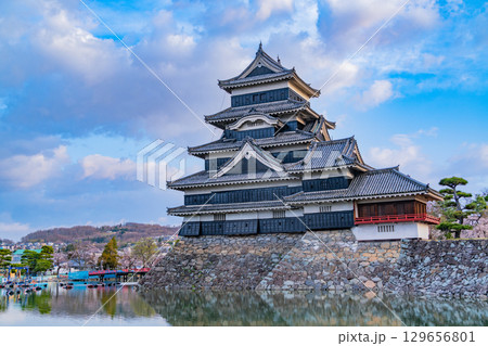 【長野県】国宝　松本城　春 129656801