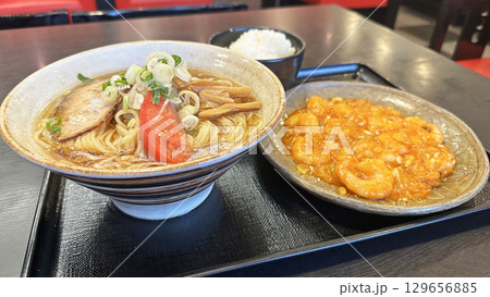 飲食店のメニュー（チェーン店の冷やしラーメンとエビチリ） 129656885