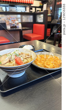飲食店のメニュー（チェーン店の冷やしラーメンとエビチリ） 129656888
