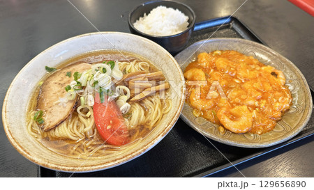 飲食店のメニュー(チェーン店の冷やしラーメンとエビチリ) 飲食店のメニュー(チェーン店の冷やしラーメンとエビチリ) 129656890