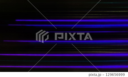 紫色などの細い光線が直線的にたくさん並んだ黒バックの横長の背景画像a 129656999