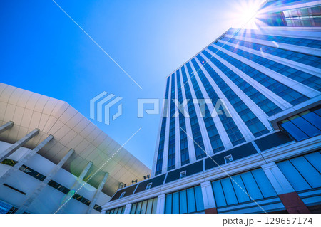 日本の横浜都市景観 みなとみらいのKアリーナと隣接するヒルトン横浜(右)などを望む 日本の横浜都市景観 みなとみらいのKアリーナと隣接するヒルトン横浜(右)などを望む 129657174