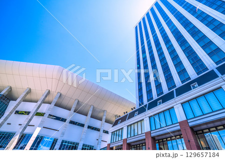 日本の横浜都市景観 みなとみらいのKアリーナと隣接するヒルトン横浜(右)などを望む 日本の横浜都市景観 みなとみらいのKアリーナと隣接するヒルトン横浜(右)などを望む 129657184