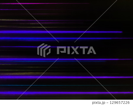 紫色などの細い光線が直線的にたくさん並んだ黒バックの背景画像a 129657226