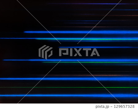 青色などの細い光線が直線的にたくさん並んだ黒バックの背景画像b 129657328