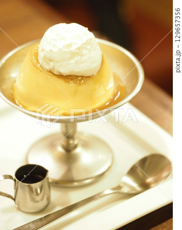 喫茶店で食べる昔ながらのカスタードプリン 喫茶店で食べる昔ながらのカスタードプリン 129657356