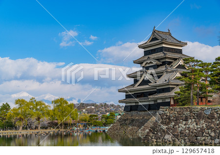【長野県】国宝　松本城（雨後の雲間にアルプスが現れた） 129657418