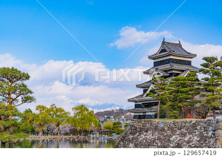 【長野県】国宝　松本城（雨後の雲間にアルプスが現れた） 129657419
