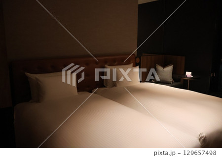 2つのベッドのあるホテルの部屋の風景 129657498