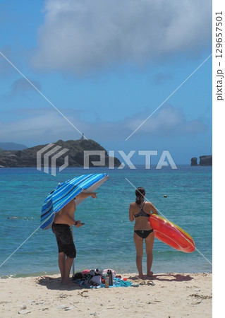 海にいる家族とビキニ女子　夏風景 129657501