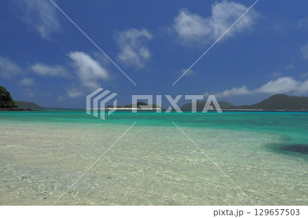 沖縄の夏の美しい海と空 夏風景 沖縄の夏の美しい海と空 夏風景 129657503