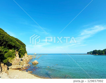 岩場にある海岸と爽やかな青空 129657992