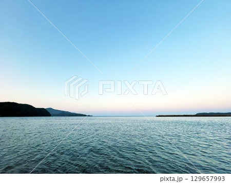 夕暮れ時の穏やかな海の風景 129657993