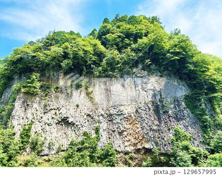 がんだて公園の巨大な岩壁と青空 がんだて公園の巨大な岩壁と青空 129657995