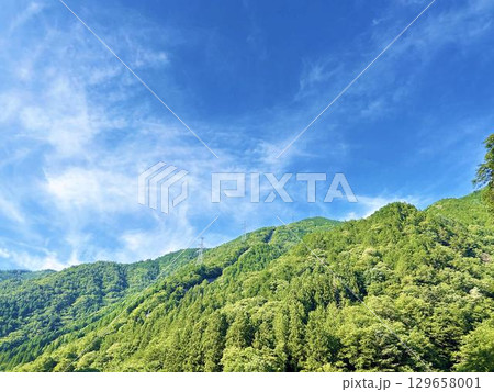 良く晴れた日の爽やかな青空と緑あふれる山 良く晴れた日の爽やかな青空と緑あふれる山 129658001