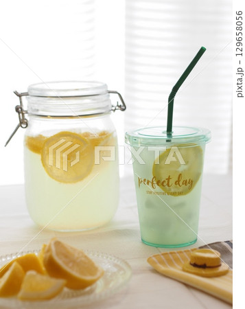 夏のドリンク 手作りのレモネード 夏のドリンク 手作りのレモネード 129658056