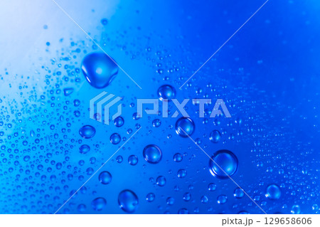 水滴・センチメンタル 背景素材 129658606
