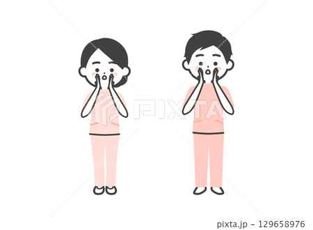 両手を口に添えて呼ぶケーシー姿の3頭身男女イラスト 129658976