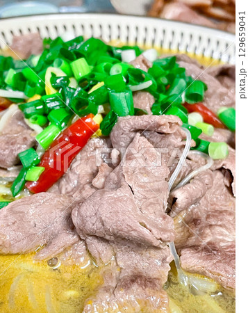 中国四川料理・酸湯肥牛（牛肉の辛酸旨煮） 129659041