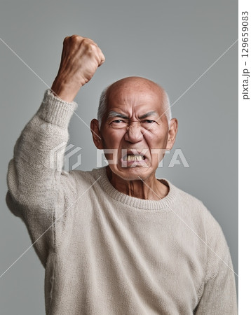 激怒する高齢男性の迫力ある表情 – 怒り、恐怖、威圧感を表現する人物イメージ 激怒する高齢男性の迫力ある表情 – 怒り、恐怖、威圧感を表現する人物イメージ 129659083